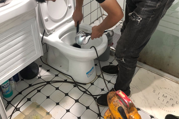 金银川路街道疏通下水道