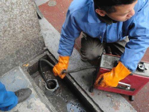 金银川路街道疏通下水道