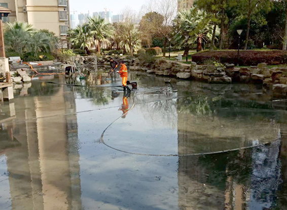 金银川路街道景观池淤泥清理