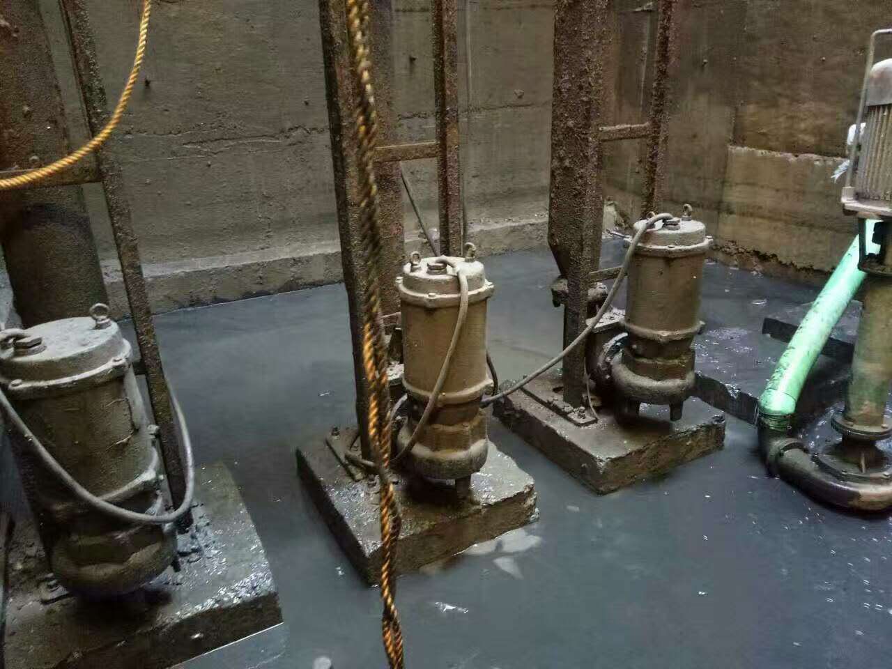 金银川路街道污水池清理