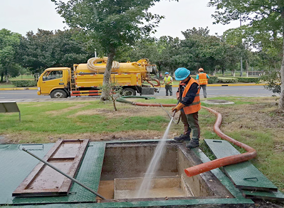 金银川路街道化油池清理