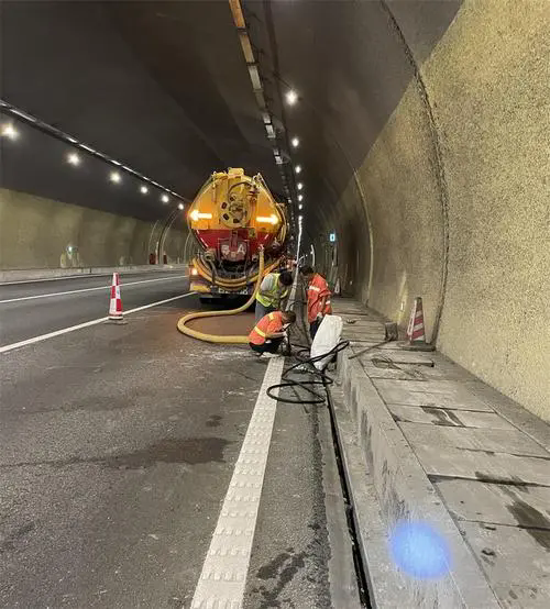 金银川路街道隧道排水渠清淤